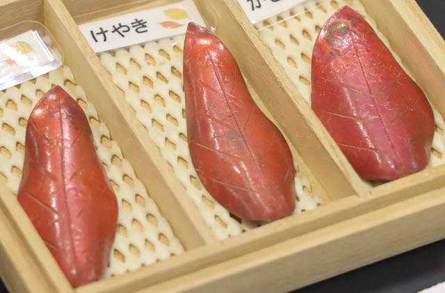 ワークショップで作る木の葉のはし置きの製品