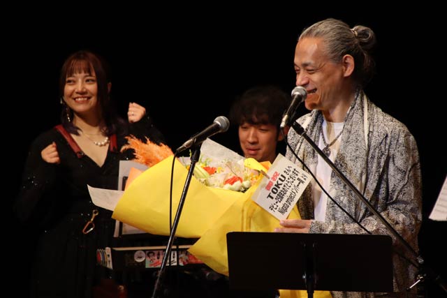 サプライズの花束に照れるTOKUさん