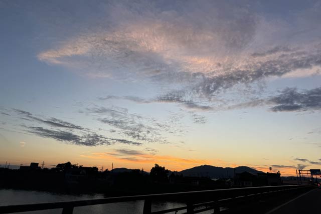 燕橋上から久しぶりの青空と夕焼け