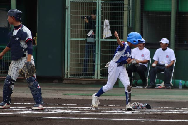 同点の本塁を踏んで喜ぶ吉田選手