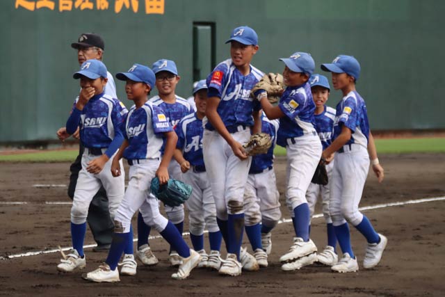 勝利を喜ぶナイン