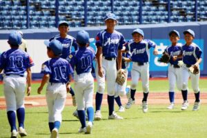 勝利を決めて駆け寄る旭スポーツ少年団の選手