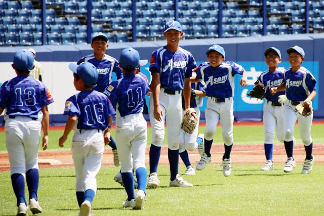 勝利を決めて駆け寄る旭スポーツ少年団の選手
