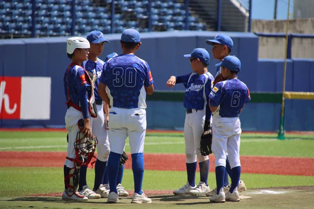 相変わらず安定感のあふれる力のある球を投げる継投の小柳有生選手
