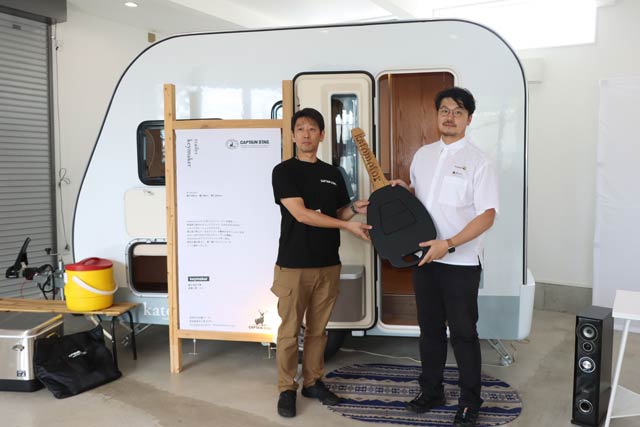発表会見で「キーメイカー」を背に加藤モーターの加藤社長(右)とキャプテンスタッグの高波常務