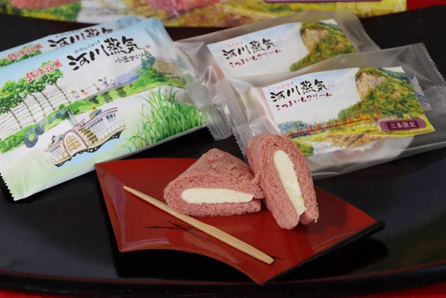 共同開発した「河川蒸気（さつまいもクリーム味）」、後ろのパッケージは左がオリジナル、右が新商品