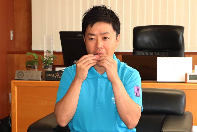 試食する滝沢市長