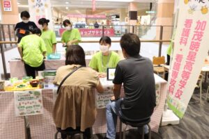 加茂暁星高校恒例の「まちの保健室」をリバーサイド千秋へ出向いて開催