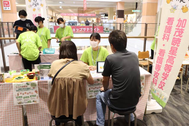 加茂暁星高校の看護専攻科の生徒がリバーサイド千秋で「まちの保健室」