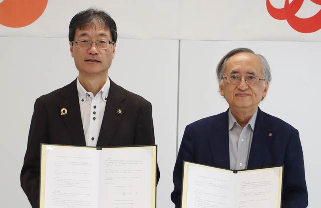 鈴木燕市長(左)と新潟医療福祉大学の西澤学長
