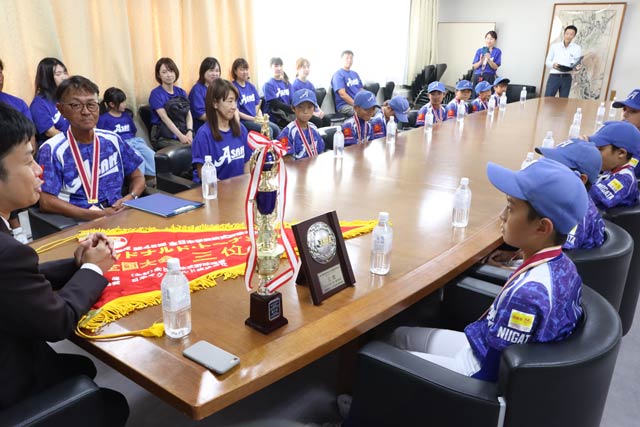 三条市長を訪問した旭スポーツ少年団