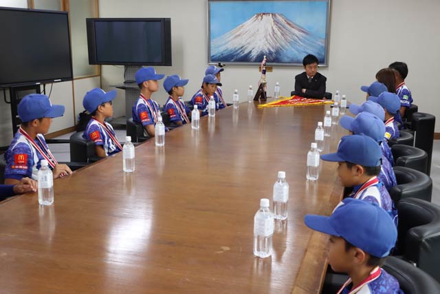 三条市長を訪問した旭スポーツ少年団