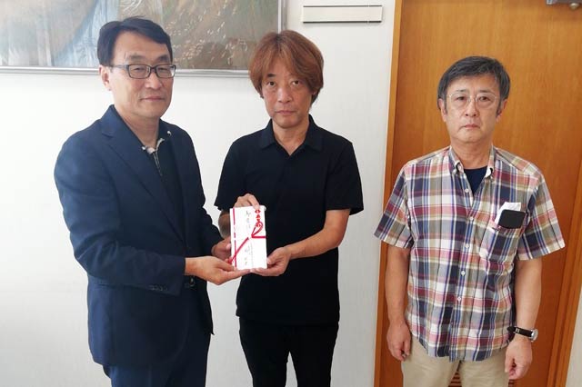 左から笹川事務局長、関支部長、関崎副支部長