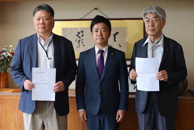 左から新潟県央工高同窓会の松縄会長、滝沢市長、三条商高同窓会の松永会長