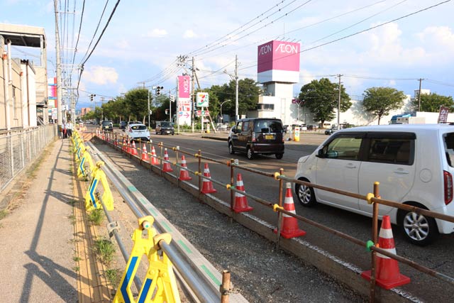 荒町2丁目交差点改良工事に伴って行われている拡幅工事