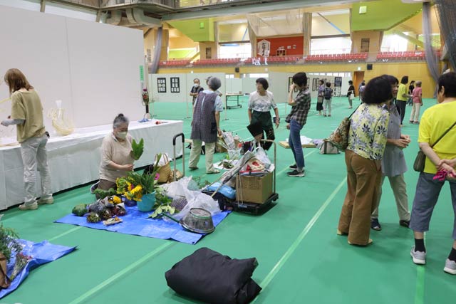 開幕前日に行われた「第25回会員と市民の集い」の展示作業