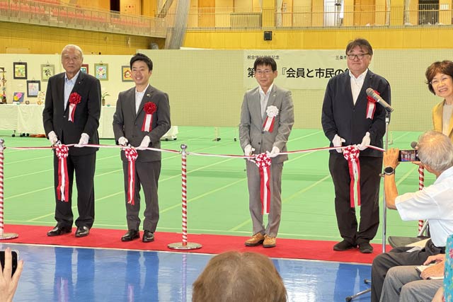 開場式のテープカット