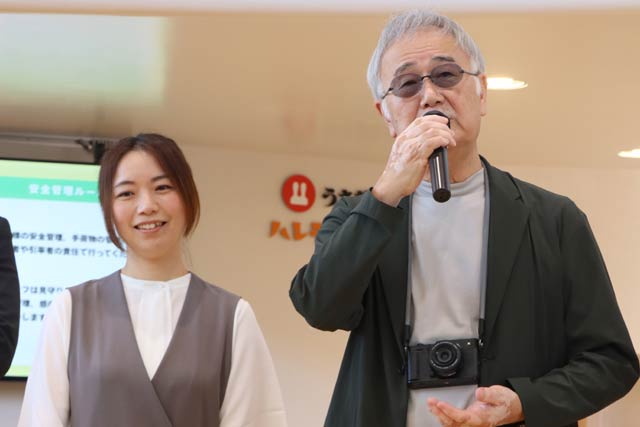 フルート奏者の本宮さん(左)と絵本作家の黒井さん