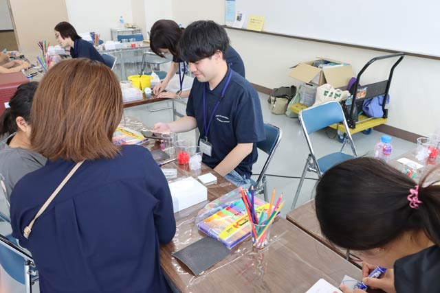浮沈子を作る三条市立大学のブース