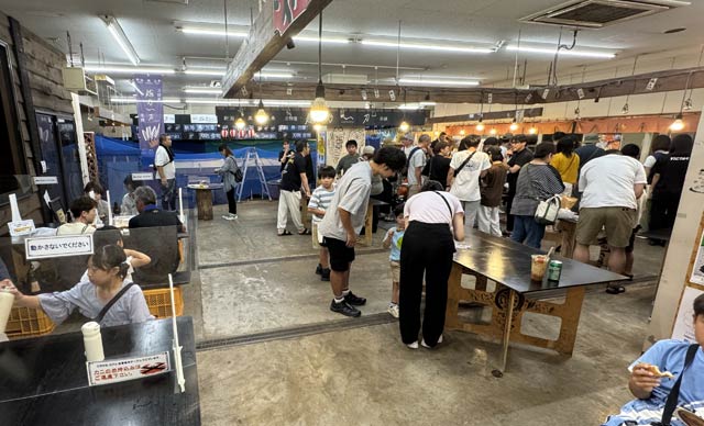 夜間営業する店も