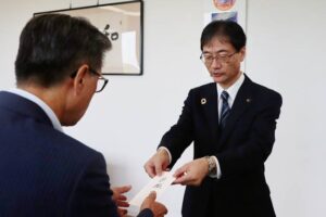 『歓喜の歌』をBGMに鈴木力燕市長が辞職届を提出