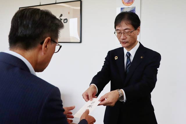 渡邉市議会議長に退職届を手渡す鈴木市長
