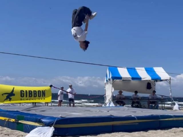 スラックラインのトリックを決める田口さん