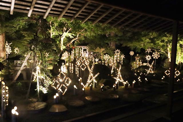 椿寿荘の庭園を彩る竹あかり