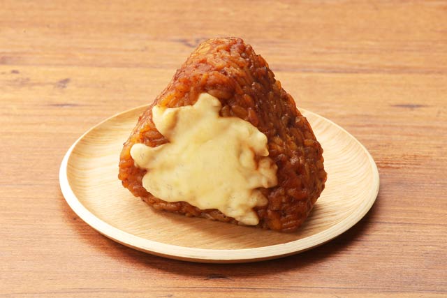 「スノーピーク監修焼チーズカレーおにぎり（スモーク風味）」