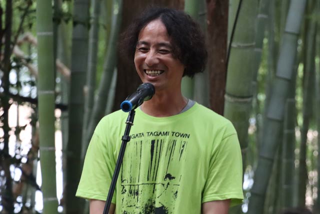 点灯式であいさつする渡辺実行委員長