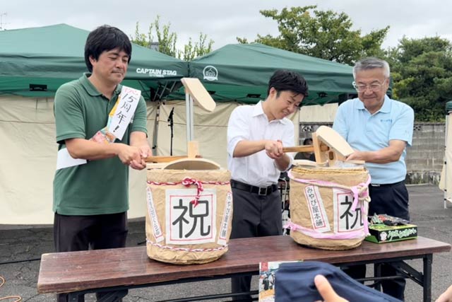 三条マルシェ15周年の鏡開きとくす玉開披