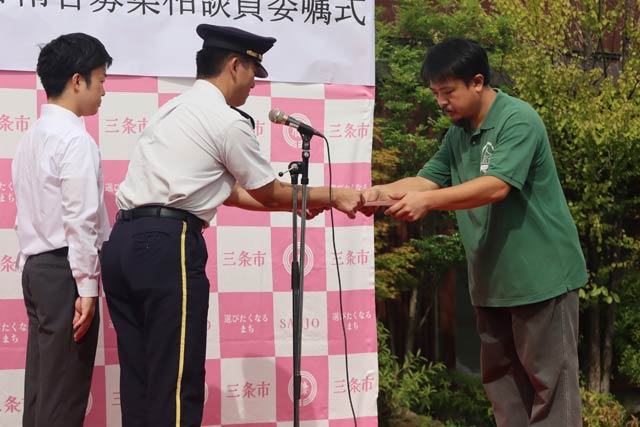 三条マルシェ15周年の鏡開きとくす玉開披