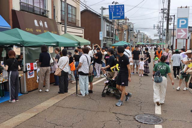 歩行者天国にした東三条商店街で三条マルシェ