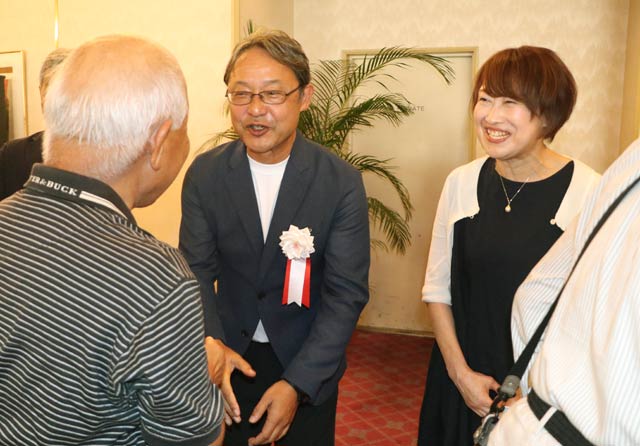 夫婦で来場者を見送る