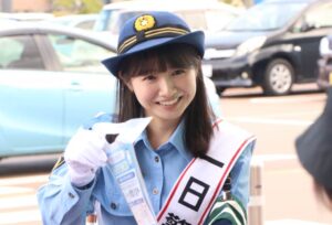 フリーアナウンサー矢田美沙希さんが燕署の一日警察署長となって秋の交通安全運動を市民に呼びかけ
