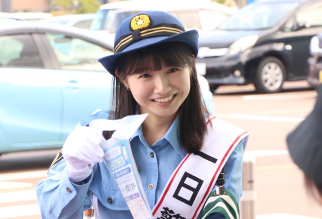 一日警察署長を務める矢田美沙希さん