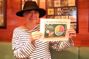 インディアンサラダパンを販売する石橋さん