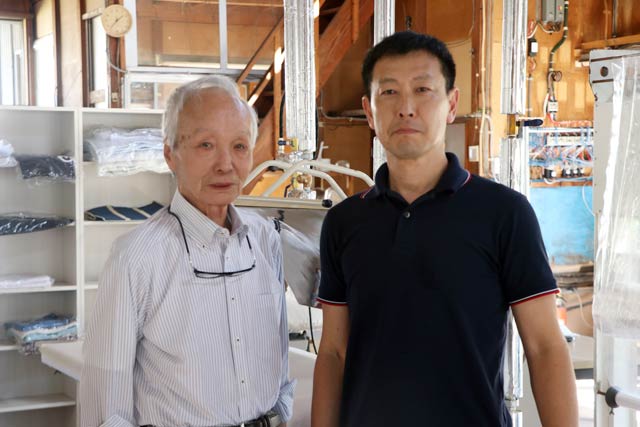 再建した移転先の白洋舎で三代目の五十嵐大輔さんと二代目の寿一さん