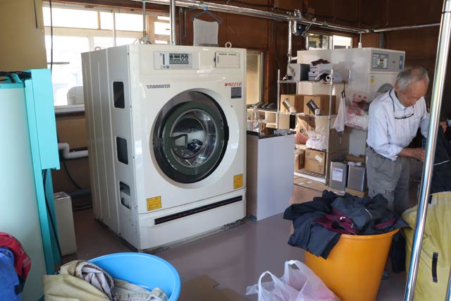 業者が無料で提供してくれた中古の水洗い機など