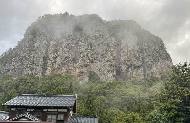 地層が見える八木ヶ鼻