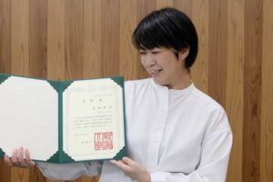 博士の学位記を手に若林悦子さん
