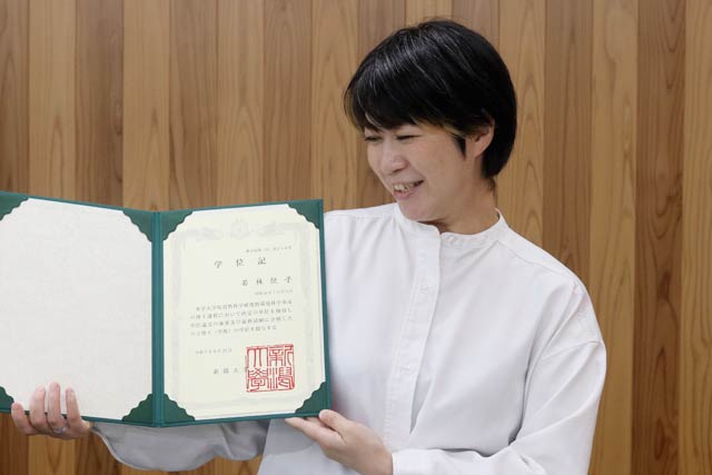 博士の学位記を手に若林悦子さん