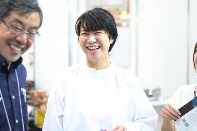 26日に燕三条トレードショウで新潟医大学工学部学生をアテンドする若林さん