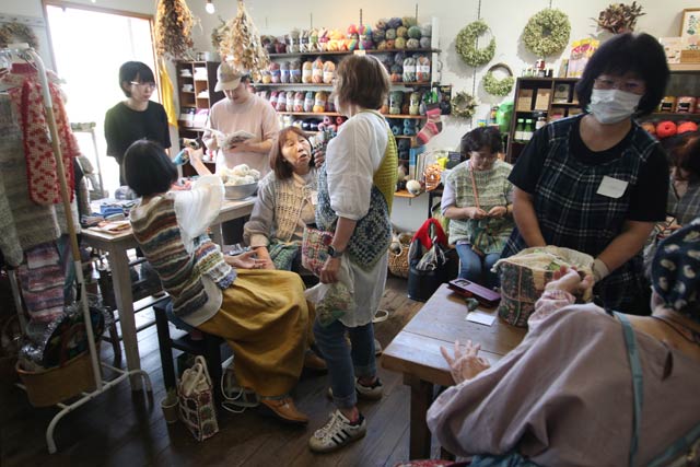 ファンでぎっしりの店内