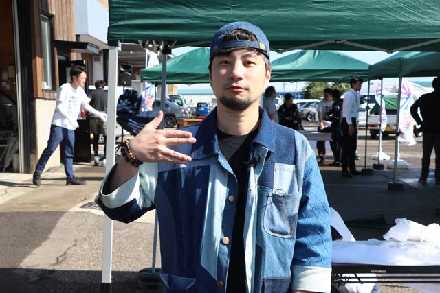 開会式を取材する人気台湾YouTuberの許廷瑞さん