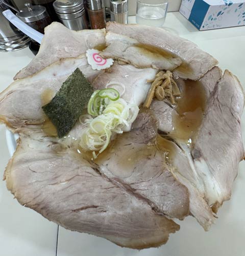 チャーシューメンの花びらチャーシュー