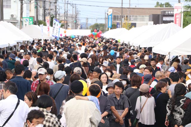 例年通りの大入りの燕青空即売会