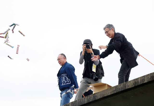 山井会長と水口社長がそろって福まき