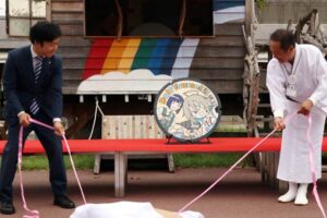 オリジナルテレビアニメ「Do It Yourself!! -どぅー・いっと・ゆあせるふ-」の聖地、新潟県三条市が製作したご当地マンホールのふたのお披露目