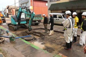燕市中央通3で水道管が破損して漏水、県道新潟県燕線を通行止めにして復旧作業